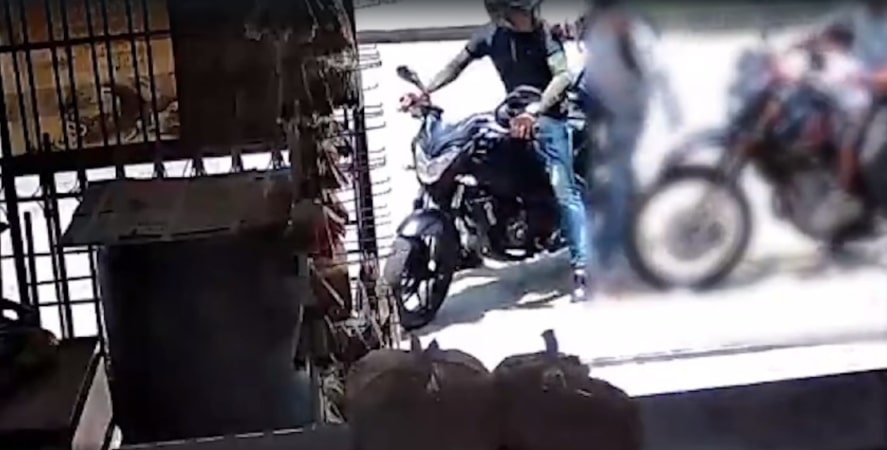 Delincuentes Robaron A Un Ciudadano En Presencia De Dos Ninos Los Tumbaron De La Moto.jpg