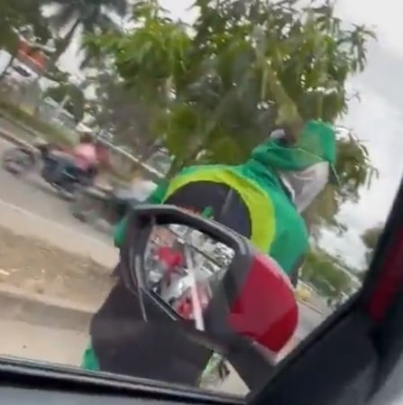 Un Hombre Escupio La Ventana Del Carro De Una Mujer Por No Comprarle Una Bebida En Un Semaforo.jpg