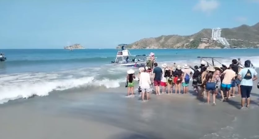 Una Lancha Se Volteo En El Rodadero De Santa Marta Con 15 Personas A Bordo.jpg