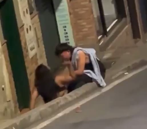 Una Mujer Agarro A Cachetadas Y Patadas A Un Hombre En Una Concurrida Via 1.jpg