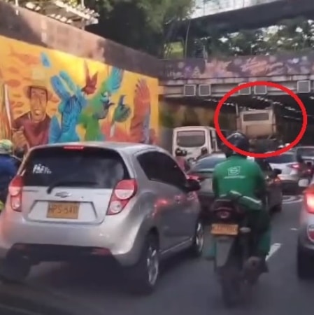 Vehiculo Quedo Atrapado Entrando Al Tunel Mundialista En Cali.jpg