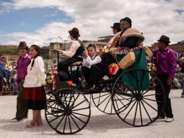 Familia Castaneda En El Carnaval De Negros Y Blancos.jpg