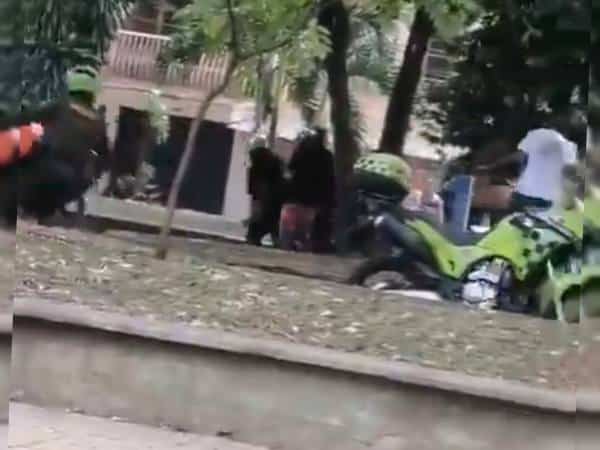 Jovenes En El Barrio Municipal De Cali Se Enfrentaron A La Policia .jpg