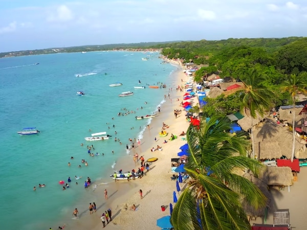 Turistas Espanoles En La Isla Baru En Cartagena.jpg