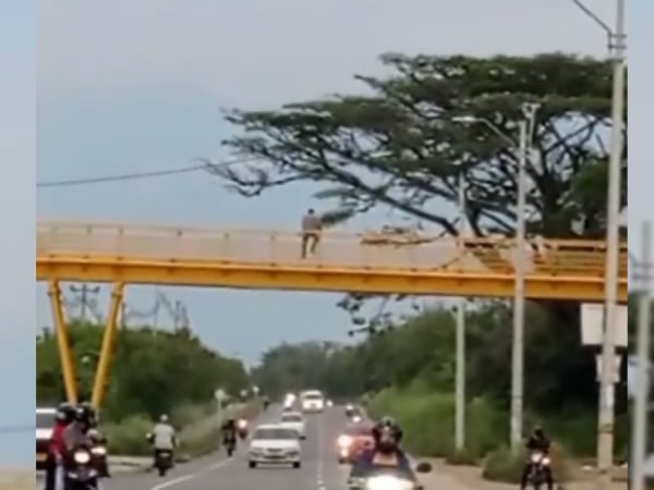 Un Joven Intento Lanzarse Desde El Puente Peatonal De Poblado Campestre.jpg