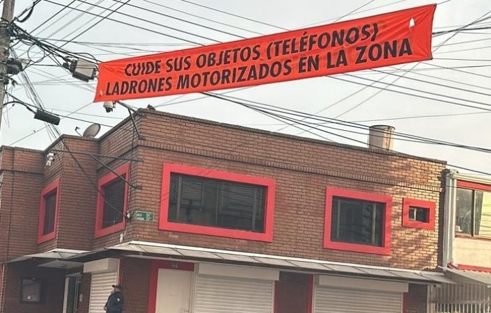 Desesperados Por Inseguridad En El Barrio San Miguel De Bogota Residentes Instalaron Carteles Alert.jpg