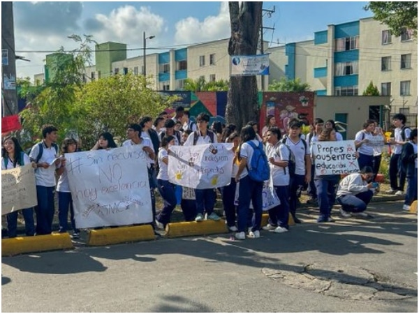 No Tenemos Docentes Padres De Familia Y Estudiantes Del Colegio Jose Maria Carbonell.jpg